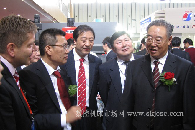 中国机械工业联合会会长王瑞祥在沈阳机床站台前