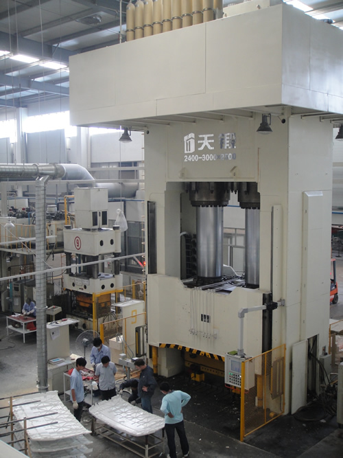 YT71S-2400复合材料制品数控液压机成套装备