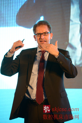 西门子东北亚区工业业务领域总裁 吴和乐博士出席峰会并致辞 西门子东北亚区工业业务领域总裁 吴和乐博士出席峰会并致辞