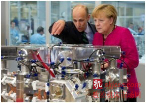 通快德国总部副总裁，激光事业部总监彼得·莱宾格为德国总理默克尔解释二氧化碳激光器的工作原理