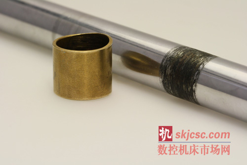 在测试过程中"带润滑的黄铜衬套"造成轴的磨损非常严重。测试由于150,000次运行后抱死，最后不得不放弃