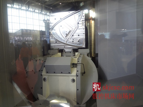 托盘交换过程如下：加工工作台回转、移动到交换位置(见图13)，交换托盘向上移动使加工工作台面脱开，交换托盘旋转180&deg;