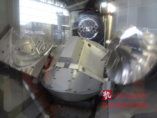 交换托盘落下到位完成交换