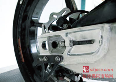 摩托车Moto3的后轴：钛合金制的螺丝及螺母