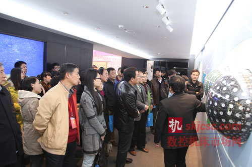参观团了解台达集团发展历程