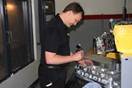 DSR的CAD-CAM设计师和数控机械师正在测量排气阀座。