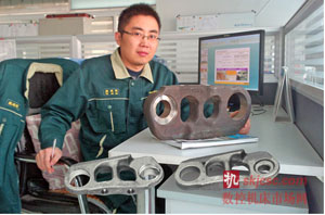 工艺技术部副部长殷延明是各种先进设备、技术和工艺应用到履带底盘件加工的见证人