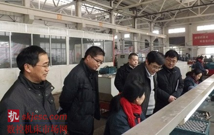 梁董事长一行一下车就深入车间生产一线_副本.jpg