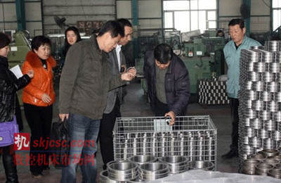 哈尔滨市科技局领导到新哈精密轴承公司考察调研