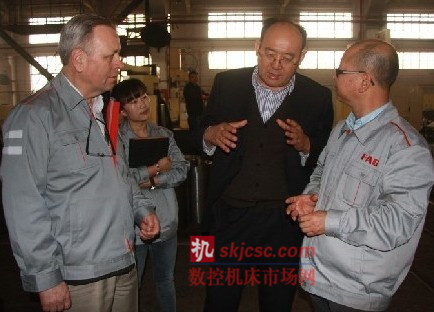舍弗勒(宁夏)公司总经理福斯(左一)与西北轴承公司副总经理贠西宁(中)交谈 舍弗勒(宁夏)公司总经理福斯(左一)与西北轴承公司副总经理贠西宁(中)交谈