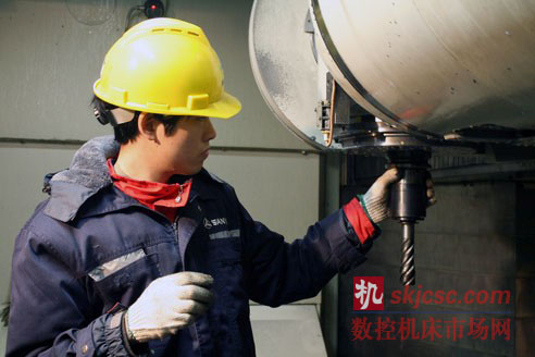 三一电气刀具操作人员正在安装瓦尔特丝锥。