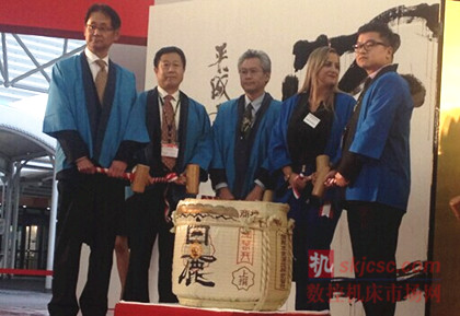 Asiamold展团单位负责人受邀代表中国展商上台,开启Intermold晚宴祝酒仪式 Asiamold展团单位负责人受邀代表中国展商上台,开启Intermold晚宴祝酒仪式