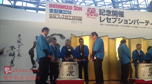 Asiamold展团单位负责人受邀代表中国展商上台,开启Intermold晚宴祝酒仪式 Asiamold展团单位负责人受邀代表中国展商上台,开启Intermold晚宴祝酒仪式