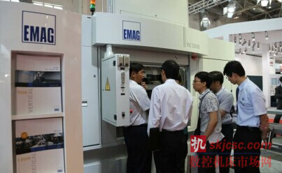 展会现场,参会观众正在向技术人员了解埃马克 VLC 250 DS 机床 展会现场,参会观众正在向技术人员了解埃马克 VLC 250 DS 机床