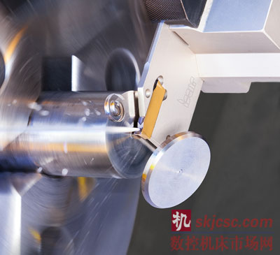 内冷式切断刀（JET-CUT）（图3） – 针对切削热问题的冷却方案：带内冷却通孔的双头刀片使得冷却液直达切削区域