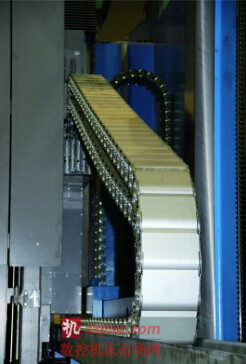 椿本佳宝来公司S SX 800系列近10米的钢制拖链可在rofiMill 8500120-G 铣床中保护电气及液压电缆 椿本佳宝来公司S SX 800系列近10米的钢制拖链可在rofiMill 8500120-G 铣床中保护电气及液压电缆