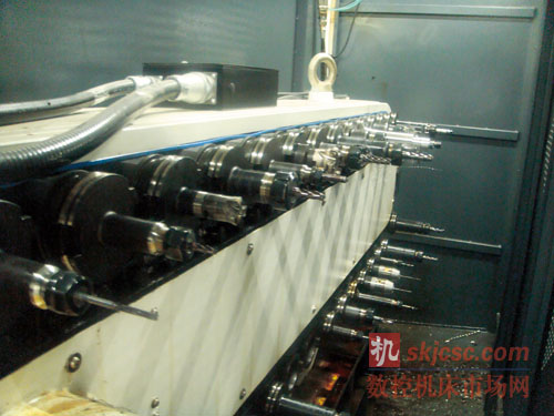 图4 现场加工实际数据统计,瓦尔特一款A6488TML-1.2MM的八倍径深度钻头,平均每把钻头的钻孔数量可以达到3200个孔,寿命提高显著 图4 现场加工实际数据统计,瓦尔特一款A6488TML-1.2MM的八倍径深度钻头,平均每把钻头的钻孔数量可以达到3200个孔,寿命提高显著