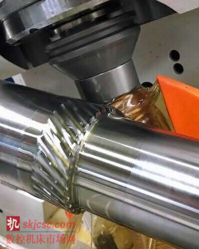 400H 可承载直径达 400mm (16 英寸) 的工件, 标配轴向行程能力为 1,168 mm 400H 可承载直径达 400mm (16 英寸) 的工件, 标配轴向行程能力为 1,168 mm