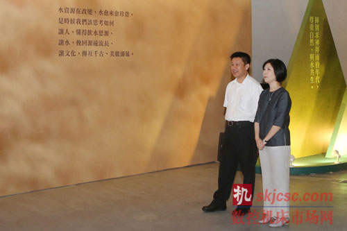  台达执行长郑平先生于开幕前提早参观，对“水逐迹”特展的制作与林义杰世界逐水之旅纪录片花絮表示肯定