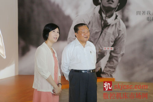  策展人台达基金会执行长郭珊珊为郑崇华先生导览