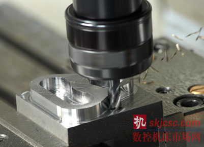 为配合即将在11月推出的圆柄刀具样本,多马加大硬质合金铣削种类的力度。 其中包括增加现有刀具种类以及全新系列产品,例如圆角半径和超精加工刀具。 最显著的影响是多马的多应用硬质合金铣刀系列。不平均螺旋,圆角半径和各种粗齿锯产品,在材质的通用性和稳定性方面大大提高了客户的可选择范围。 设计主要是为了提高生产效率,新型刀具将被推荐用于通用加工中,加工和材质类型所带来的好处在后期节省库存和刀具更换省时方面得到体现。 其中也包括在多材料加中的三倒角刀,有60°,90或120°。 公司的球头铣刀系列成为新的产品补充。其中的几种表面精加工和前角加工扩大了加工范围,可延伸到包括淬硬钢在内的所有材质(达到63HRC)。 一个全新的多马硬质合金铣刀组合补充了四凹槽圆角半径立铣刀。所有的特点体现在不均等的螺旋槽形和多种槽圆角平滑的切削,以及在难加工如圆角半径加工中提高圆角寿命。 两款新型铣刀组合针对铣削多种难加工材质,如不锈钢,钛合金和镍合金。第一个特点是针对不均衡螺旋和不等间距槽形以及从开槽到半精加工的支持。多马产品经理瑞奇.佩林解释道,“这款产品通过减少振动来平衡切削加工,提高刀具寿命增加切削参数,同时也提高了表面光洁度,减少微断屑。” 第二个新系列包括多槽超精加工刀具。可以使用氮化铝钛或钛氮化硅涂层,所有特征体现在高螺旋,保证稳定性的低倾角,以及提高加工材质寿命,包括淬火钢,不锈钢,钛合金和镍合金。 最后说明的是, 有几款新型单、双槽刀具可用于铝和其他有色金属材料的铣削加工。高抛光表面以减少刀具表面和工件之间的摩擦,提高速度,效率,切屑疏散和减少停机时间。一款金刚石刀具也可用于加工高耐磨材料-主要是石墨。 所有刀具都适用于多种类切削, 由此提高了产品的加工范围. 为配合即将在11月推出的圆柄刀具样本,多马加大硬质合金铣削种类的力度。 其中包括增加现有刀具种类以及全新系列产品,例如圆角半径和超精加工刀具。 最显著的影响是多马的多应用硬质合金铣刀系列。不平均螺旋,圆角半径和各种粗齿锯产品,在材质的通用性和稳定性方面大大提高了客户的可选择范围。 设计主要是为了提高生产效率,新型刀具将被推荐用于通用加工中,加工和材质类型所带来的好处在后期节省库存和刀具更换省时方面得到体现。 其中也包括在多材料加中的三倒角刀,有60°,90或120°。 公司的球头铣刀系列成为新的产品补充。其中的几种表面精加工和前角加工扩大了加工范围,可延伸到包括淬硬钢在内的所有材质(达到63HRC)。 一个全新的多马硬质合金铣刀组合补充了四凹槽圆角半径立铣刀。所有的特点体现在不均等的螺旋槽形和多种槽圆角平滑的切削,以及在难加工如圆角半径加工中提高圆角寿命。 两款新型铣刀组合针对铣削多种难加工材质,如不锈钢,钛合金和镍合金。第一个特点是针对不均衡螺旋和不等间距槽形以及从开槽到半精加工的支持。多马产品经理瑞奇.佩林解释道,“这款产品通过减少振动来平衡切削加工,提高刀具寿命增加切削参数,同时也提高了表面光洁度,减少微断屑。” 第二个新系列包括多槽超精加工刀具。可以使用氮化铝钛或钛氮化硅涂层,所有特征体现在高螺旋,保证稳定性的低倾角,以及提高加工材质寿命,包括淬火钢,不锈钢,钛合金和镍合金。 最后说明的是, 有几款新型单、双槽刀具可用于铝和其他有色金属材料的铣削加工。高抛光表面以减少刀具表面和工件之间的摩擦,提高速度,效率,切屑疏散和减少停机时间。一款金刚石刀具也可用于加工高耐磨材料-主要是石墨。 所有刀具都适用于多种类切削, 由此提高了产品的加工范围.