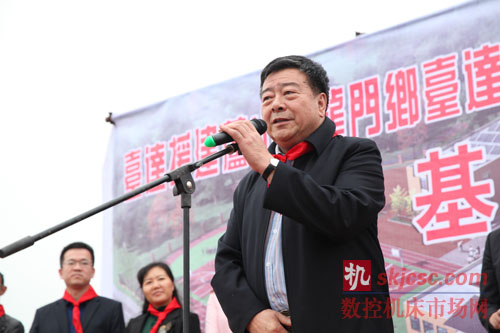 图一 国务院参事、中国可再生能源学会理事长石定寰致辞