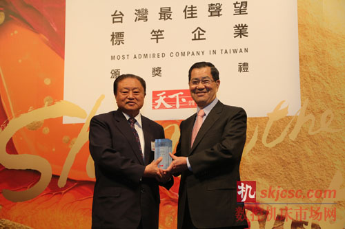 图一 萧万长先生(右)颁授奖座予台达集团创办人暨荣誉董事长郑崇华先生(左)-