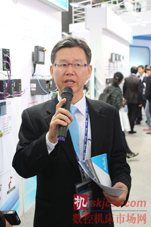 发布会后，记者团到展位进行参观并听取讲解