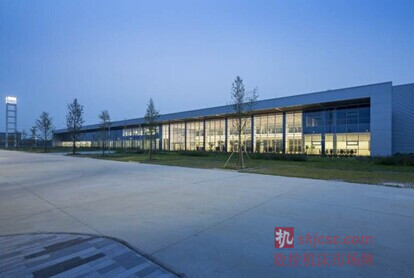 图3:埃马克金坛新工厂外景,整个建筑风格简约、时尚,工作环境宽敞、明亮、舒适 图3:埃马克金坛新工厂外景,整个建筑风格简约、时尚,工作环境宽敞、明亮、舒适