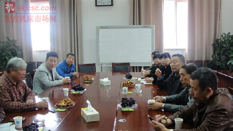 2014年11月1日,中国液压气动密封件工业协会一行在理事长李利、名誉理事长沙宝森、副理事长程晓霞的带领下,走访了镇江液压股份有限公司,以及旗下的镇江大力液压马达股份有限公司,受到了公司董事长潘正东、常务副总经理潘骏、副总工程师焦文瑞、大力公司总经理张智敏等高管的热情接待。 2014年11月1日,中国液压气动密封件工业协会一行在理事长李利、名誉理事长沙宝森、副理事长程晓霞的带领下,走访了镇江液压股份有限公司,以及旗下的镇江大力液压马达股份有限公司,受到了公司董事长潘正东、常务副总经理潘骏、副总工程师焦文瑞、大力公司总经理张智敏等高管的热情接待。