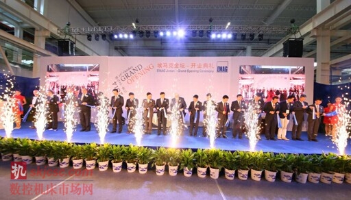 图2: 正在进行金坛工厂开业剪彩仪式 图2: 正在进行金坛工厂开业剪彩仪式