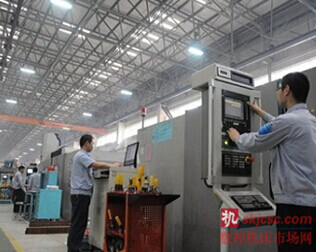 图1:成飞数控厂数控加工设备门类齐全,可完成钛合金等各种大、中、小型复杂和精密的结构件生产加工任务。 图1:成飞数控厂数控加工设备门类齐全,可完成钛合金等各种大、中、小型复杂和精密的结构件生产加工任务。