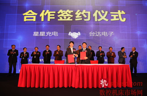 图一 台达电源系统事业群总经理郑安（右）与万帮集团总裁暨江苏德和新能源科技有限公司董事长邵丹薇（左）共同代表签约