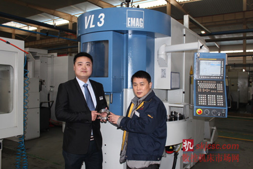 图2：埃马克销售经理孙家喜先生（左），星极齿轮负责生产和技术的雷中文（董事长助理）（右）
