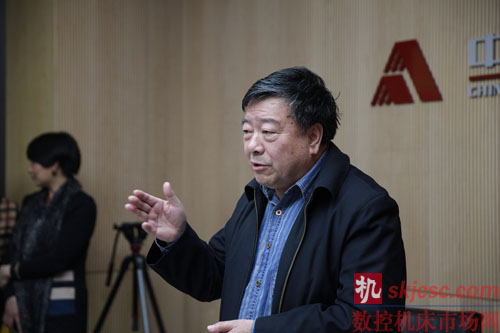 图九 国务院参事、中国可再生能源学会理事长石定寰亲临现场