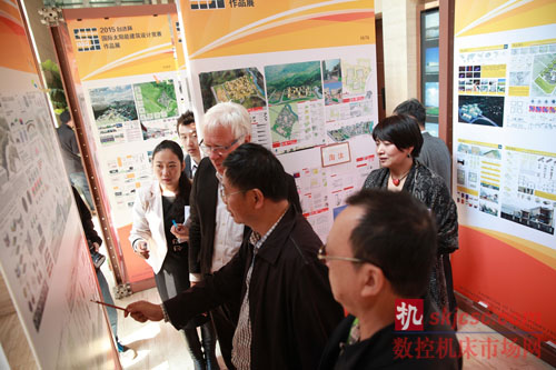 图三 评委专家聚精会神地讨论竞赛作品