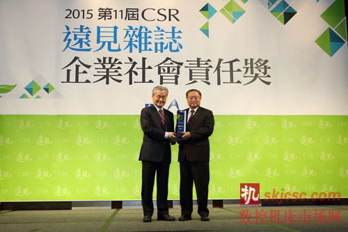 台达创办人暨荣誉董事长郑崇华（右）以长期关怀能源与气候变迁议题、领导台达落实CSR成为产业典范，获颁“CSR终身贡献奖”。