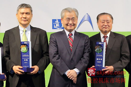 台达创办人暨荣誉董事长郑崇华（右）、台达董事长海英俊（左）与台湾“行政院院长”毛治国合影。   