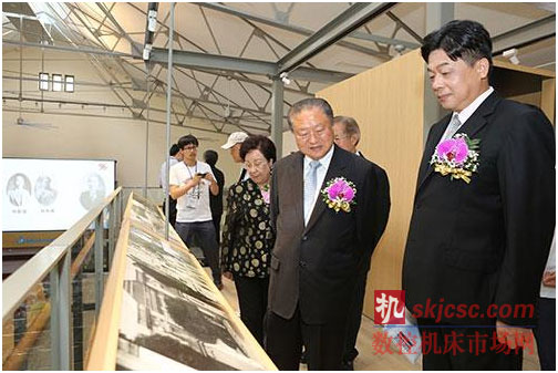 历史建物“台中一中校史馆”修复完成（右起陈木村校长、郑崇华先生）