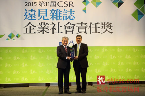 台达连续三年荣获“远见CSR奖”双料首奖，由海英俊董事长（右）代表上台领取“科技与传产组”首奖。左为颁奖人台湾“行政院院长”毛治国。