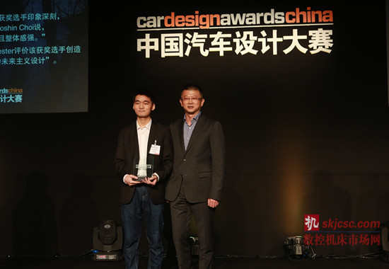 欧特克大中华区销售总经理李邵建为获奖选手颁奖_