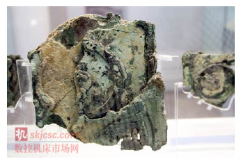 图2:安提凯希拉天体仪:该碎片的前侧,显示了四辐式主传动齿轮 图2:安提凯希拉天体仪:该碎片的前侧,显示了四辐式主传动齿轮