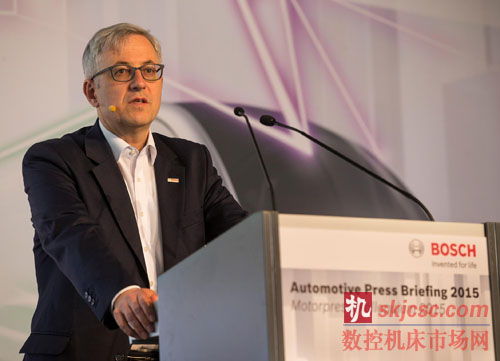 博世汽车与智能交通技术业务部门主席Rolf Bulander博士在第62届国际汽车媒体交流会上做演讲
