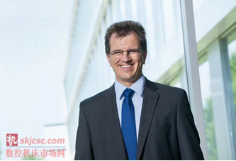 图1：埃马克机床有限公司总经理 Guido Hegener 博士说道“PMD 2型磨床为亚洲与欧洲的用户带来竞争优势。”_副本