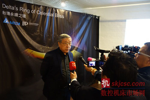 图二 潘冀建筑师与媒体分享台达永续之环的设计理念。-