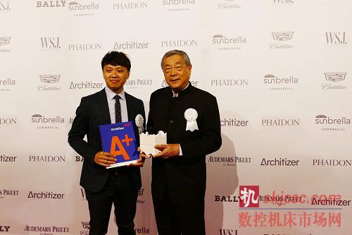 图一 潘冀建筑师(右)与潘冀联合建筑师事务所曾彦智项目经理(左)亲访纽约参加颁奖典礼。-