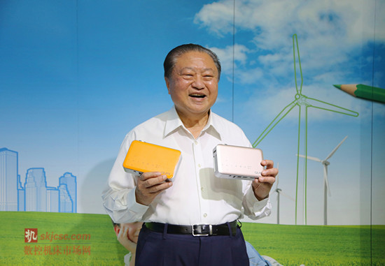 图三 台达创办人暨荣誉董事长郑崇华与台达于Computex新发表的Qumi Q6 LED便携型投影机合影。_副本 图三 台达创办人暨荣誉董事长郑崇华与台达于Computex新发表的Qumi Q6 LED便携型投影机合影。