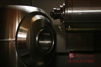 图4:使用马上开始的瓦尔特倒角玉米铣刀(为了方便拍照,加工中心工作台朝观察人员转动了一点角度)_副本 图4:使用马上开始的瓦尔特倒角玉米铣刀(为了方便拍照,加工中心工作台朝观察人员转动了一点角度)_副本