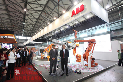 ABB、库卡等领衔青岛机床展“工业机器人高峰论坛会” ABB、库卡等领衔青岛机床展“工业机器人高峰论坛会”