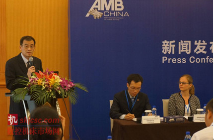 图4：中国航空航天工具协会副秘书长范军先生向现场记者剖析了中国航空航天制造技术专题展在AMB China的成功举办的三个方面及对2015年第二届中国航空航天制造技术专题展将在AMB China再次举办良好前景的期望。